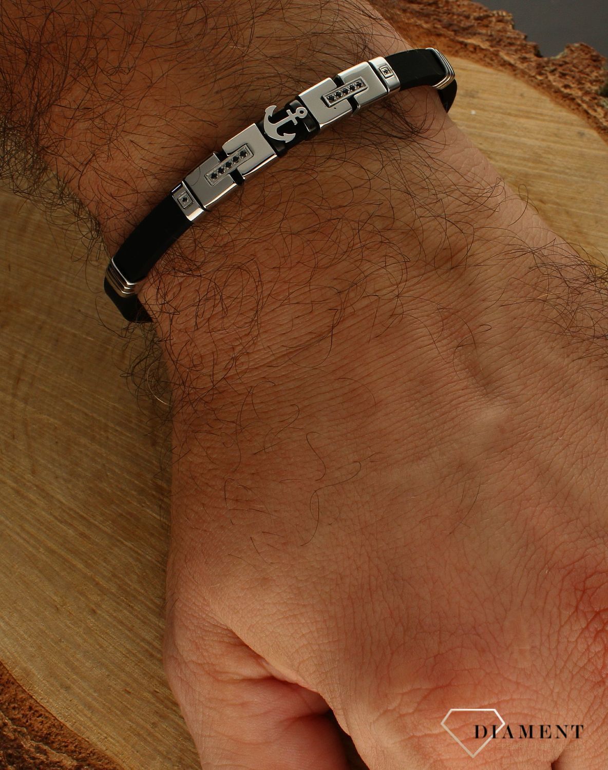 Bransoletka męska Nomination City z kotwicą i czarnymi cyrkoniami 028816 002. Czerń pasuje do każdego koloru, tak więc bransoletka jest poprzez swój kolor uniwersalna i bardzo praktyczna (3).jpg